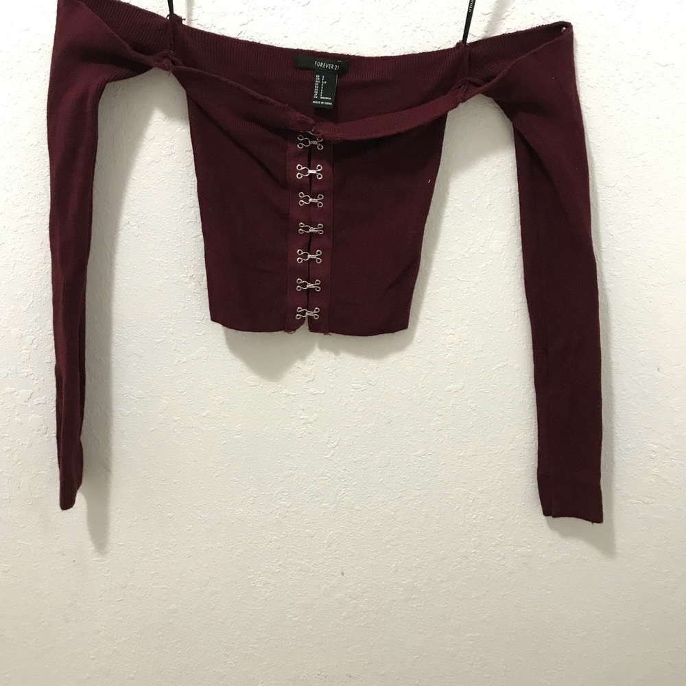 Long sleeve. Strapless crop top.
